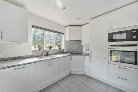 Kitchen/Breakfast Room: