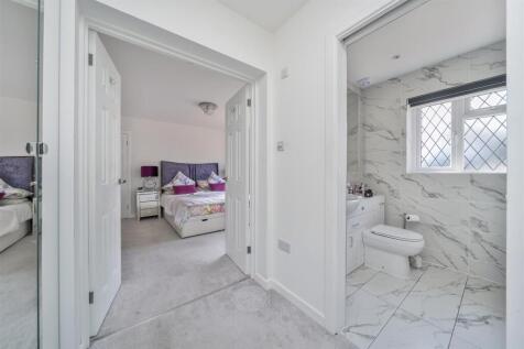 En Suite Dressing Room: