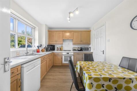 Kitchen/Breakfast Room: