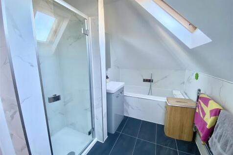 Bath/Shower Room:
