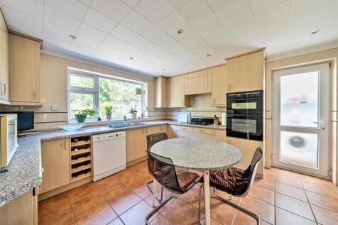 Kitchen/Breakfast Room: