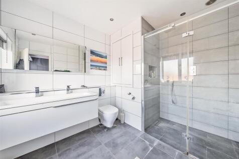 En Suite Shower Room: