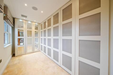 En Suite Dressing Room: