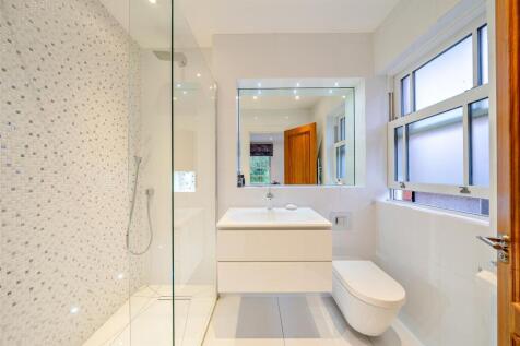 En Suite Shower Room: