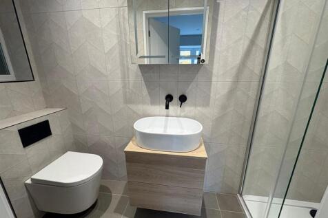 En Suite Shower Room:
