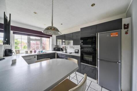Kitchen/Breakfast Room: