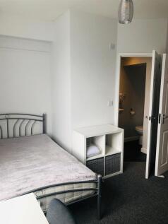 bedroom with ensuite.JPG