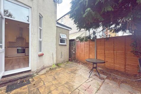 Studio Flat to Rent with Private Garden