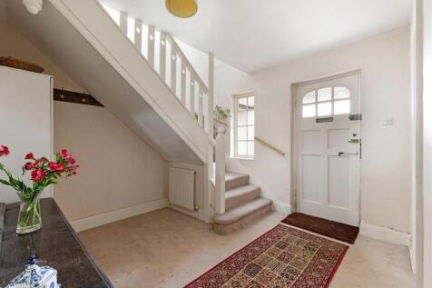 Entrance Hall / Stairs