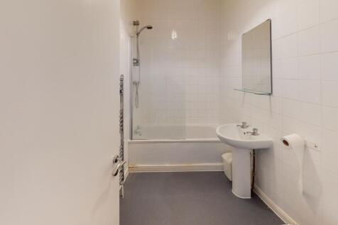 8-Guinea-Lane-Bathro