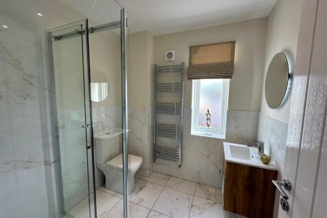 Bathroom/En-suite 1