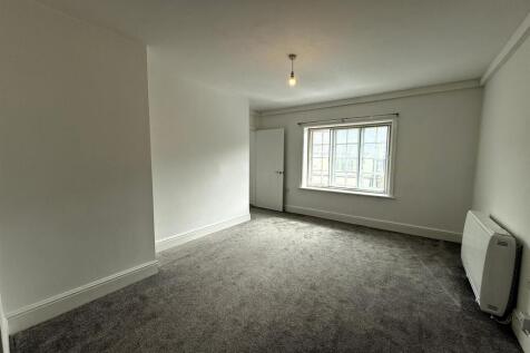 OPEN PLAN KITCHEN/DINING ROOM
