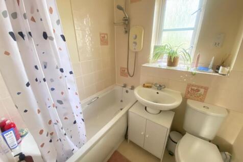bathroom etonhurst.jpg