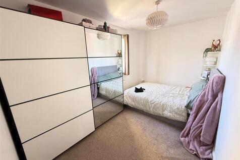 Edwards Court bedroom 1.jpg