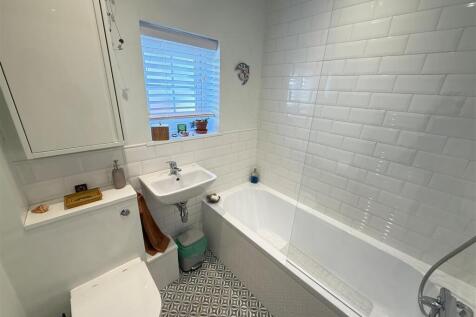 Bathroom Glou.jpg