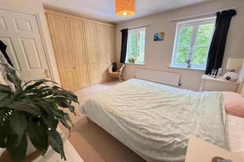 Bedroom one gras.jpg