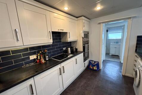 Kitchen 2.jpg