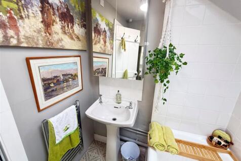 bathroom neth.jpg