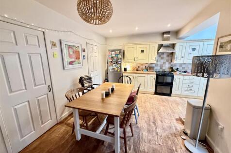 Sitting Room / Dining Room