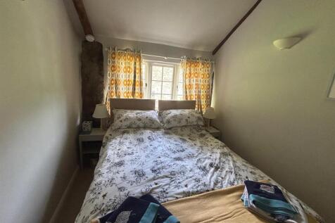 bed 2.jpg
