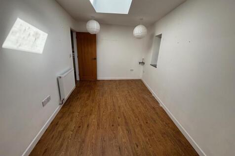 bedroom 5 annexe.jpg