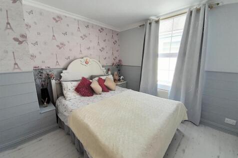 Bedroom 1.jpg