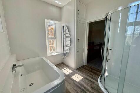 Bathroom 2.jpg
