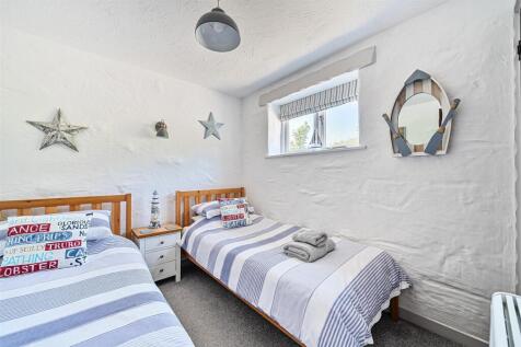 Oak bedroom 2.jpg