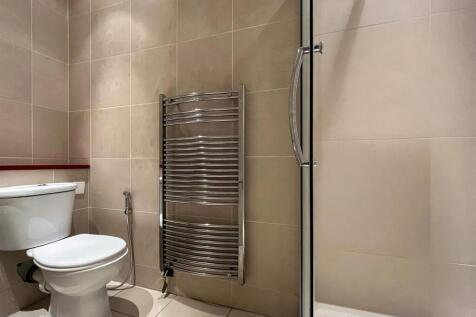 Bathroom 2 (1 of 1).jpg