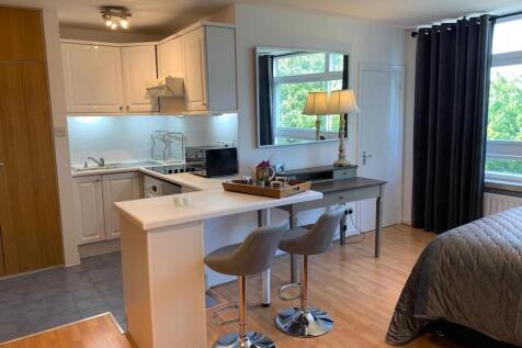 404 Lyndhurst Court Pic 2.jpg