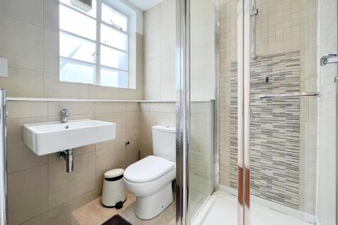 Bathroom 2 (1 of 1).jpg