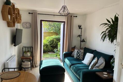 Living area pic 3.jpg
