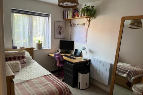 Bedroom pic 1.jpg