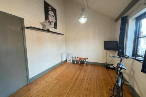 Living area 1.jpg