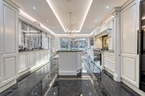 Stunning 4-Bedroom Detached Home with Luxurious F