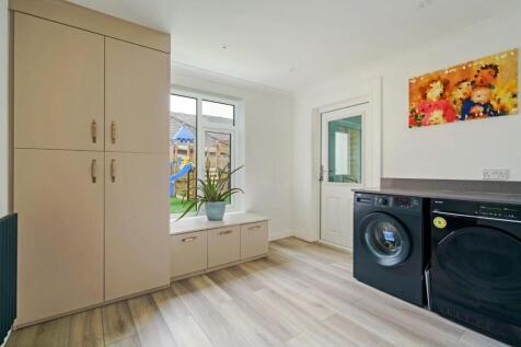 87787_6 Cairn Avenue Guiseley  (15)_low.jpg