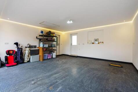 87787_6 Cairn Avenue Guiseley  (20)_low.jpg
