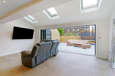 87787_6 Cairn Avenue Guiseley  (11)_low.jpg