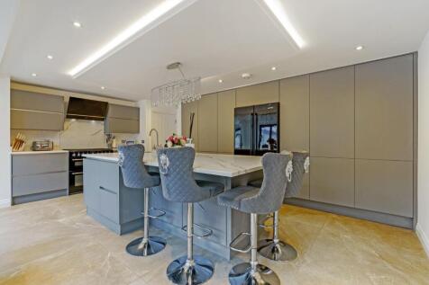87787_6 Cairn Avenue Guiseley  (13)_low.jpg