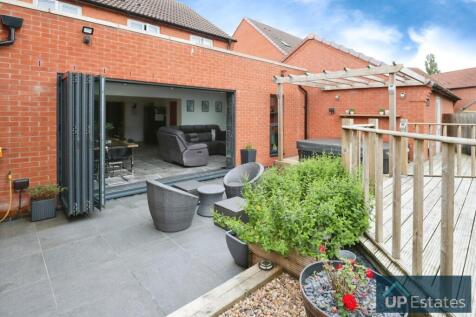 GARDEN LEADING TO PROPERTY