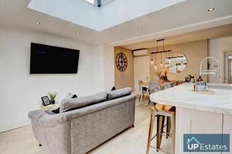 Kitchen/ Dining Room