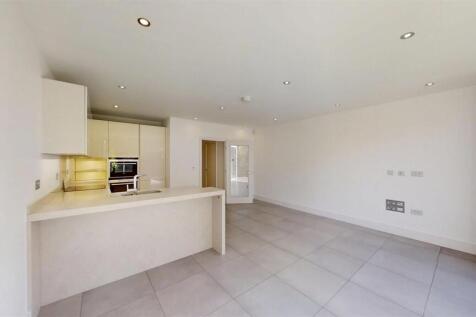Emerald-Square-Roehampton-SW15-08262025_083133.jpg