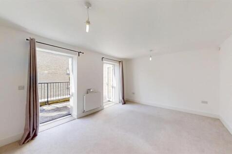 Emerald-Square-Roehampton-SW15-08262025_083458.jpg