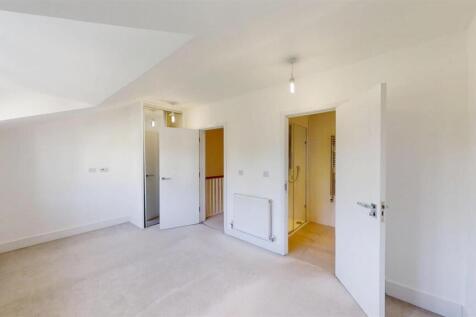 Emerald-Square-Roehampton-SW15-08262025_083957.jpg