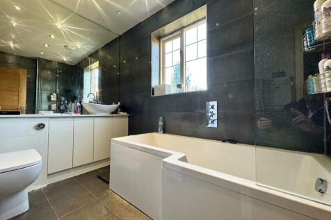 bathroom 1.jpg