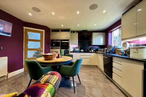 Kitchen 2.jpg