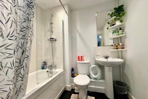 Bathroom 1.jpg