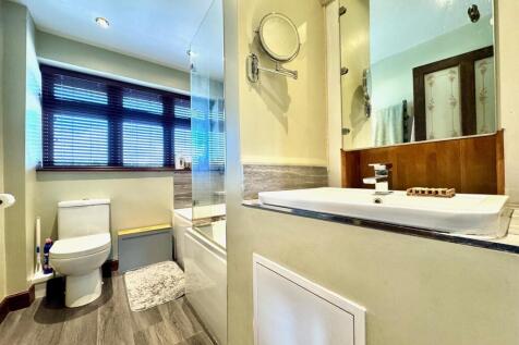 Bathroom 1.jpg
