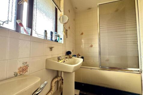 Bathroom 1.jpg