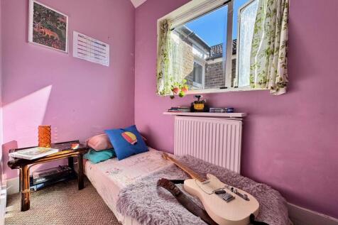 Bedroom 1.jpg